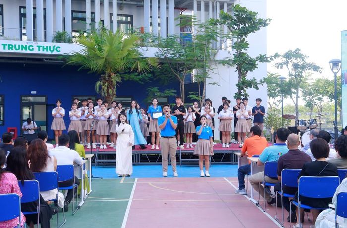 Học sinh đồng ca bài ca của trường Hy Vọng