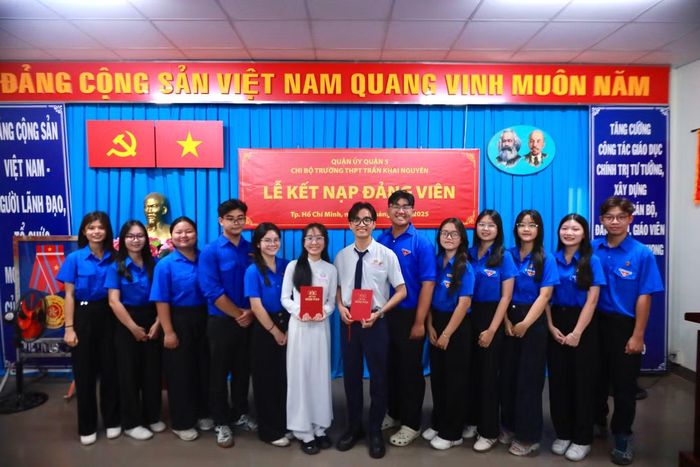 Đức Cường được kết nạp vào Đảng Cộng sản Việt Nam khi vừa tròn 18 tuổi.