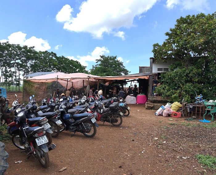  Hiện trường tụ điểm đánh bạc. Ảnh: ĐỨC HUY - CÔNG AN TỈNH GIA LAI 