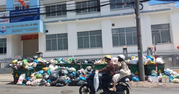  Hình ảnh gây mất mỹ quan đô thị, tiềm ẩn nguy cơ ô nhiễm môi trường 