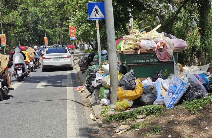  Rác từ vỉa hè, tràn xuống lòng đường vì không được thu gom, xử lý 