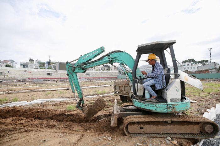 Công nhân thi công gói thầu mặt sân vận động Thống Nhất