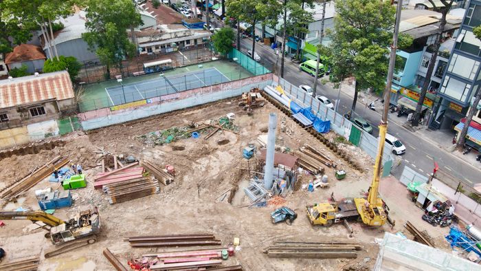 Khu vực khán đài B đang được thi công ngày đêm để hoàn thành đúng tiến độ