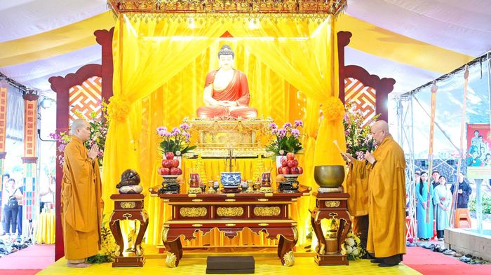  Hòa thượng Thích Lệ Trang (phải), Phó Chủ tịch Hội đồng Trị sự, Trưởng Ban Nghi lễ Trung ương, Trưởng Ban Trị sự GHPG Việt Nam TPHCM chủ trì nghi lễ tưởng niệm. Ảnh: MẠNH THẮNG 