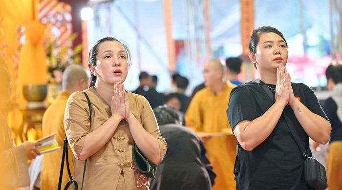  Người dân, phật tử tưởng niệm. Ảnh: MẠNH THẮNG 