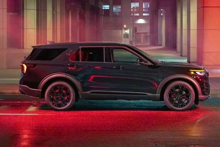 Theo công bố từ Ford, gói Sinister được phát triển dành riêng cho mẫu xe SUV Explorer ST với hàng loạt chi tiết mang tông màu tối đầy cá tính. Những thay đổi đáng chú ý gồm bộ mâm hợp kim 21 inch sơn đen bóng, logo ST tối màu cùng hệ thống đèn định vị ban ngày màu hổ phách.