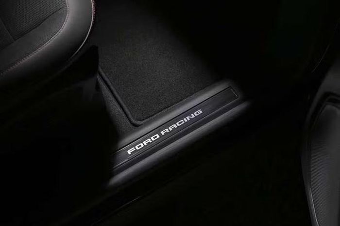 Dù có diện mạo mới, mẫu xe SUV Ford Explorer ST 2027 với gói nâng cấp ngoại hình Sinister không nhận bất kỳ nâng cấp nào về hệ truyền động cũng như trang bị nội thất...