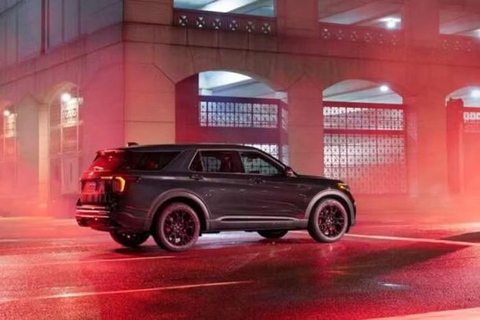 Xe vẫn được trang bị động cơ EcoBoost V6 tăng áp kép, sản sinh công suất tối đa 385 mã lực (390 PS). Mức công suất này thấp hơn 15 mã lực so với Explorer ST đời 2025, phiên bản từng đạt công suất 400 mã lực.