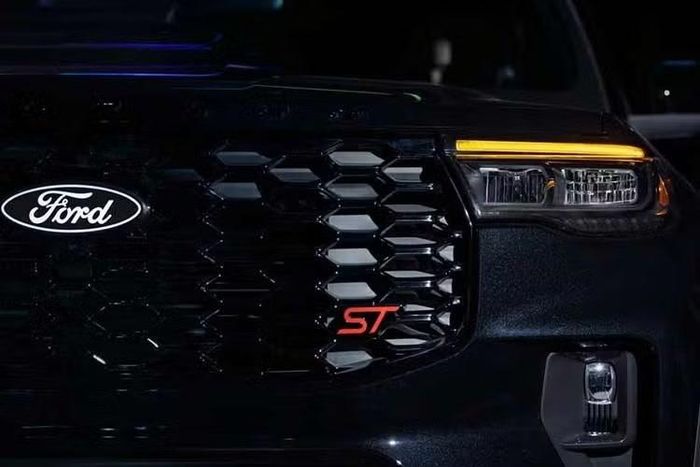 Sự kết hợp này giúp mẫu SUV Explorer ST hiệu suất cao của Ford có diện mạo mạnh mẽ và khác biệt hơn so với phiên bản tiêu chuẩn. Mức giá dành cho gói tùy chọn Sinister được Ford công bố là 1.695 USD (khoảng 44,59 triệu đồng).