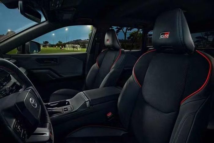 Toyota cho biết, RAV4 GR Sport được phát triển với sự tham gia của các kỹ sư từ bộ phận Gazoo Racing. Dù không chắc những chi tiết khí động học như cánh gió có tác dụng thực sự hay chỉ mang tính hình ảnh, nhưng bản GR rõ ràng không chỉ là một phiên bản "chỉ được cái mác".
