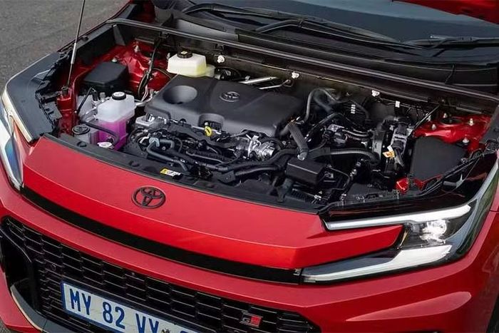 Điểm khác biệt lớn nhất nằm ở hệ truyền động khi phiên bản này sử dụng hệ hybrid tiêu chuẩn, thay vì hệ plug-in hybrid (PHEV). Xe được trang bị pin dung lượng nhỏ hơn và không hỗ trợ sạc ngoài, trong khi vẫn duy trì hệ dẫn động bốn bánh toàn thời gian, với trục sau được dẫn động bằng mô-tơ điện.