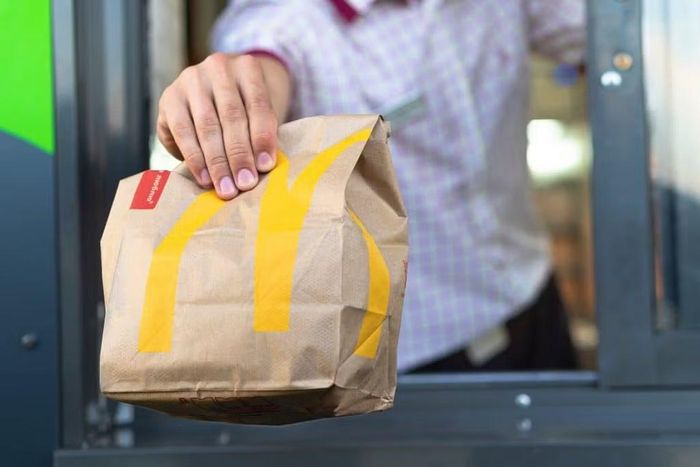 Dù vậy, CEO Chris Kempczinski khẳng định mục tiêu của McDonald's không phải thay thế con người bằng máy móc mà là tận dụng sức mạnh của AI để nâng cao hiệu quả vận hành, đồng thời vẫn duy trì chất lượng dịch vụ và sự thân thiện mà khách hàng kỳ vọng từ thương hiệu thức ăn nhanh hàng đầu thế giới này.