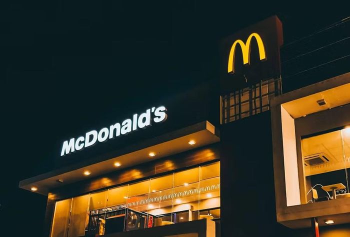 Tuy nhiên, việc ứng dụng AI trong phục vụ khách hàng vẫn gây ra nhiều tranh luận khi không ít người lo ngại trải nghiệm tương tác trực tiếp với nhân viên sẽ dần biến mất, trong khi một bộ phận khác bày tỏ sự quan ngại về nguy cơ ảnh hưởng đến cơ hội việc làm trong ngành dịch vụ.