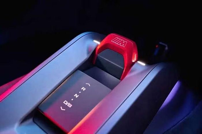 Hệ thống này được phát triển dựa trên nền tảng Gen6 của Neue Klasse nhưng được thiết kế riêng cho các mẫu xe điện mang thương hiệu M. BMW chưa công bố tổng công suất của xe nhưng theo nhiều nguồn tin, M3 thuần điện có thể đạt từ 700-1.000 mã lực. Theo các báo cáo, tiền thân của mẫu concept này là Vision Driving Experience Concept tạo ra mô-men xoắn cực đại lên tới 17.990 Nm.