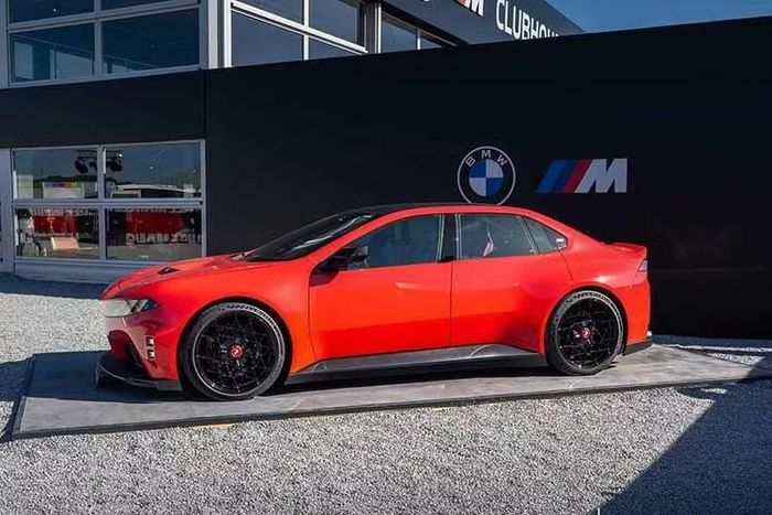 M Concept Neue Klasse thực chất là phiên bản thuần điện dưới mọi khía cạnh ngoại trừ tên gọi của BMW M3. Có thể xem như bản xem trước gần như hoàn thiện của M3 phiên bản thuần điện sắp ra mắt, dự kiến được gọi bằng cái tên BMW i3M.