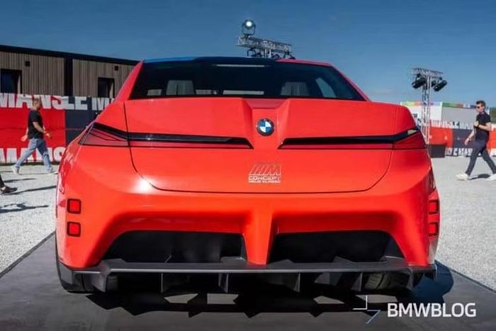 BMW M Concept Neue Klasse lần đầu xuất hiện tại giải đua 24 Hours of Le Mans. Tại sự kiện này, BMW đã chính thức gọi mẫu xe concept này là “bản xem trước cho ngôn ngữ thiết kế mới của các mẫu xe hiệu suất cao BMW M GmbH”. Đồng thời, BMW khẳng định mẫu xe này “gửi đi tín hiệu rõ ràng về tương lai thuần điện của thương hiệu”.