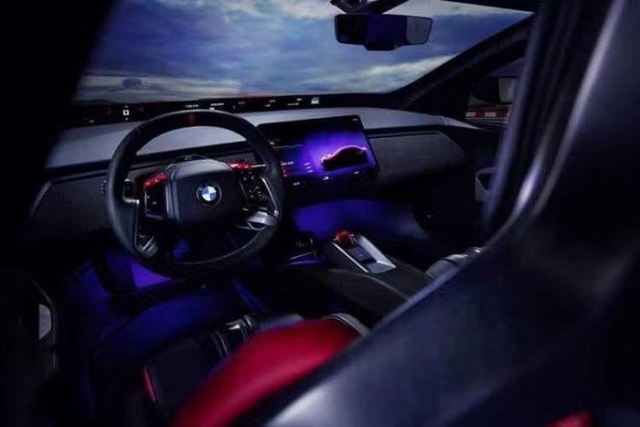 Khoang nội thất tiếp tục sử dụng phần cứng và thiết kế Neue Klasse từ BMW i3, bao gồm hệ thống thông tin giải trí cũng như màn hình BMW Panoramic iDrive đặt ở chân kính chắn gió. Những chi tiết còn lại đều nhấn mạnh đây là một mẫu sedan hiệu suất cao.