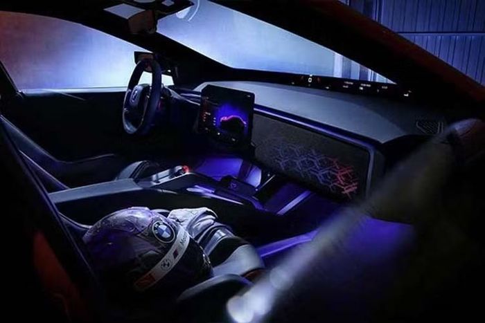 Kính xe và hệ thống đèn LED của mẫu xe concept này gợi nhớ đến BMW i3 trong khi hầu hết các chi tiết còn lại đều đã thay đổi. Gói nâng cấp M bổ sung cản trước/sau thiết kế riêng với các khe lớn lấy cảm hứng từ những chiếc thuyền buồm tốc độ cao.