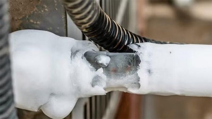 Một dấu hiệu khác đáng chú ý là hiện tượng đóng tuyết trên đường ống đồng nối với cục nóng, đây có thể là biểu hiện của việc thiếu gas nhưng chưa đủ cơ sở để kết luận ngay, bởi nguyên nhân thực sự có thể đến từ rò rỉ đường ống hoặc các lỗi kỹ thuật khác cần được kiểm tra chuyên sâu.