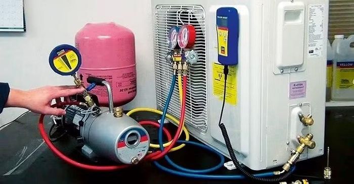 Thực tế, gas điều hòa vận hành trong một hệ thống khép kín nên nếu máy được lắp đặt đúng kỹ thuật và không xảy ra hiện tượng rò rỉ, lượng gas bên trong gần như không bị hao hụt trong suốt nhiều năm sử dụng, thậm chí có thể duy trì ổn định từ 7 đến 10 năm hoặc lâu hơn mà không cần nạp thêm.