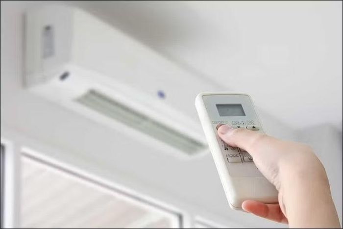 Theo các đơn vị kỹ thuật, chi phí nạp gas điều hòa hiện dao động từ khoảng 200.000 đồng đối với trường hợp bổ sung một phần gas cho đến hơn 1,5 triệu đồng nếu phải nạp mới hoàn toàn, đặc biệt với các dòng điều hòa Inverter sử dụng môi chất lạnh R32 đang phổ biến trên thị trường.