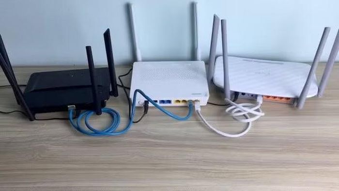 Router là thiết bị điện tử hoạt động liên tục nên luôn sinh nhiệt trong quá trình vận hành, vì vậy nếu bị đặt trong môi trường bí bách, gần nguồn nhiệt hoặc dưới ánh nắng trực tiếp, hiệu suất hoạt động có thể suy giảm đáng kể theo thời gian.