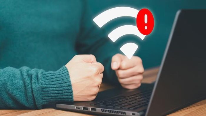 Không ít gia đình thường xuyên gặp tình trạng Wi-Fi chậm, xem video bị giật, gọi trực tuyến ngắt quãng hoặc TV thông minh tải nội dung rất lâu, trong khi nguyên nhân không hẳn xuất phát từ chất lượng đường truyền Internet hay nhà mạng như nhiều người vẫn nghĩ.
