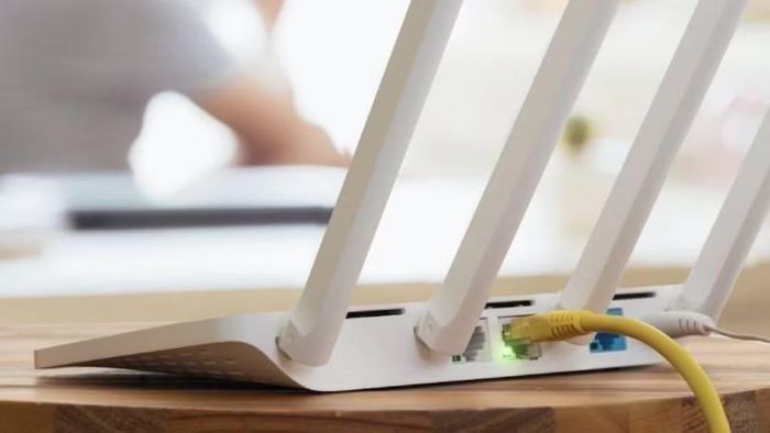 Để cải thiện chất lượng Wi-Fi, người dùng nên đặt router ở vị trí cao, thoáng mát, gần trung tâm khu vực sử dụng Internet, đồng thời tránh đặt trong tủ kín, phía sau TV, cạnh bếp hoặc những nơi thường xuyên tiếp xúc với ánh nắng mặt trời.