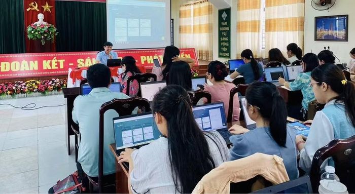 Hội đồng sư phạm Trường Tiểu học Lê Đình Chinh sinh hoạt chuyên môn chuyên đề chuyển đổi số. Ảnh: NTCC
