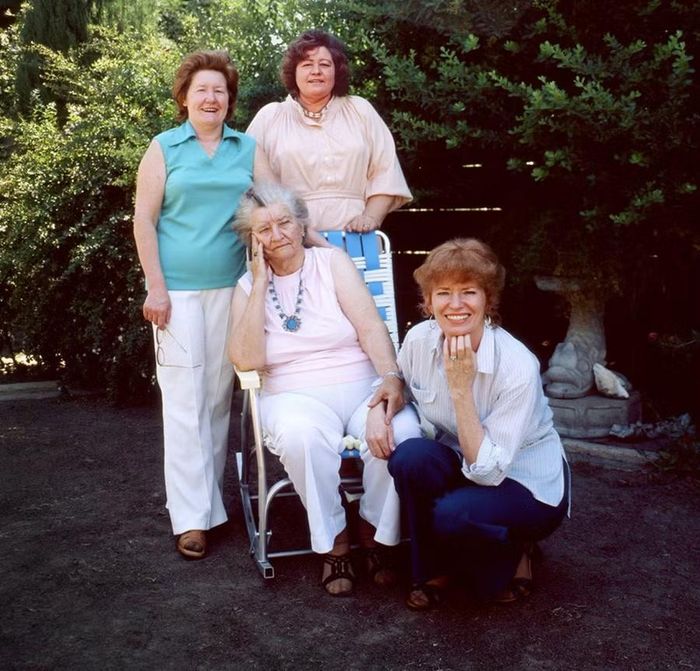 Florence Owens Thompson và ba người con gái (ảnh chụp năm 1979).