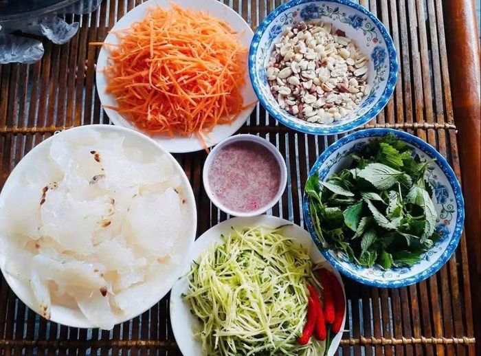 Sứa sau khi được sơ chế trở thành nguyên liệu cho nhiều món ăn hấp dẫn như sứa chấm, nộm sứa, gỏi sứa...