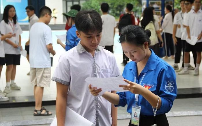 Thanh niên tình nguyện hướng dẫn và hỗ trợ thí sinh.