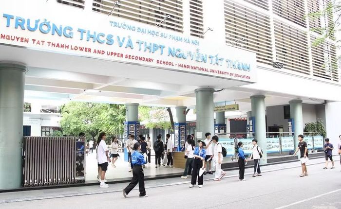 Thí sinh đến trường thi.