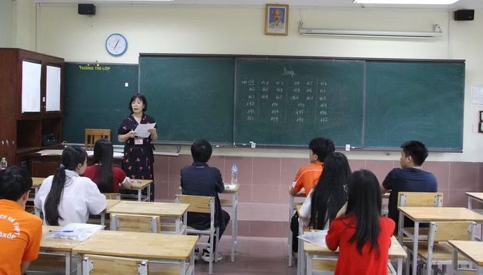 Giám thị phổ biến lại Quy chế thi cho thí sinh.
