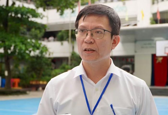 Ông Lê Văn Cường - Phó Hiệu trưởng Trường THCS & THPT Nguyễn Tất Thành (Trường ĐH Sư phạm Hà Nội) trao đổi với phóng viên.