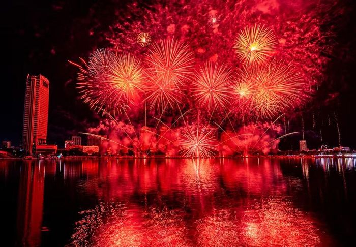 Những hiệu ứng pháo hoa đa tầng, các trường đoạn cao trào giàu chất điện ảnh cùng khả năng đồng bộ hoàn hảo giữa âm nhạc và ánh sáng đã biến bầu trời sông Hàn thành một sân khấu nghệ thuật khổng lồ.