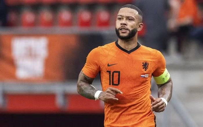 Trong khi đó, tiền đạo Memphis Depay vẫn đang gặp vấn đề về gân kheo và khả năng ra sân trước Nhật Bản còn bỏ ngỏ.