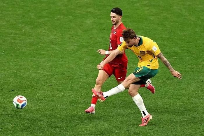 Úc (áo vàng) bất ngờ đánh bại Thổ Nhĩ Kỳ 2-0 ở trận ra quân bảng D World Cup 2026.