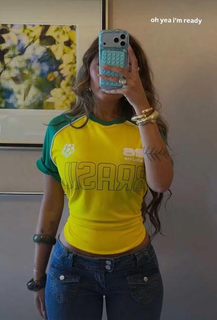 Siêu mẫu Gabriela Moura khoác áo vàng-xanh của Brazil trong một bức selfie trước gương, kèm dòng chữ “oh yea i’m ready” (Tạm dịch: Tôi đã sẵn sàng cổ vũ rồi). Hình ảnh như lời tuyên bố nhập cuộc của cô trước khi tuyển Brazil bước vào World Cup 2026.