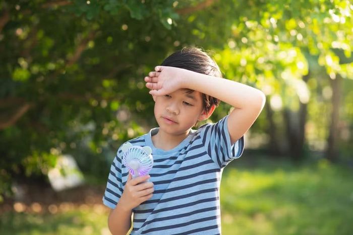 Trẻ nhỏ là nhóm có nguy cơ cao bị ảnh hưởng bởi nắng nóng do cơ chế điều hòa thân nhiệt chưa hoàn thiện. Ảnh minh họa: INT.