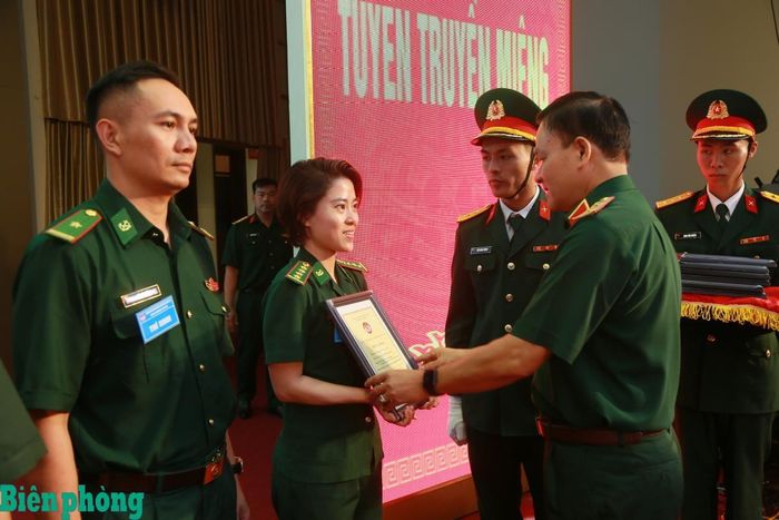 Các báo cáo viên của Bộ đội Biên phòng nhận chứng nhận “Báo cáo viên giỏi cấp toàn quân”. Ảnh: Cẩm Linh