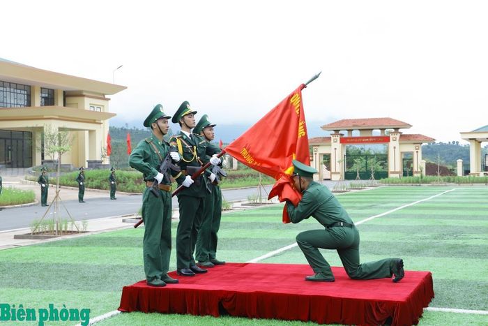 Chiến sĩ mới Trung tâm Huấn luyện-Cơ động Tây Bắc thực hiện nghi thức tuyên thệ dưới quân kỳ Quyết thắng. Ảnh: Ngọc Lâm
