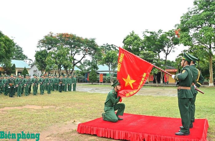 Chiến sĩ mới Tiểu đoàn Huấn luyện-Cơ động, Bộ đội Biên phòng tỉnh Hà Tĩnh thực hiện nghi thức tuyên thệ dưới quân kỳ Quyết thắng. Ảnh: Thanh Giang