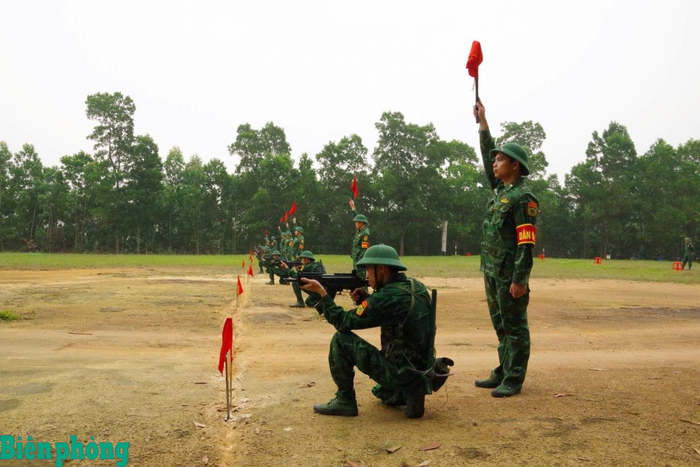 Chiến sĩ mới Trung tâm Huấn luyện Bộ đội Biên phòng thực hành kiểm tra bắn đạn thật. Ảnh: Nguyễn Hào