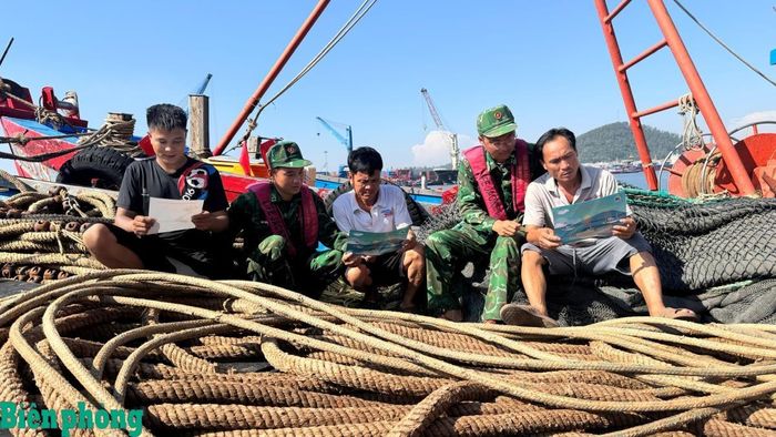 Cán bộ Hải đoàn Biên phòng 38 tuyên truyền, phổ biến pháp luật về phòng, chống tội phạm, vi phạm pháp luật trên biển và phòng, chống khai thác thủy sản bất hợp pháp, không báo cáo và không theo quy định cho ngư dân. Ảnh: Hà Vinh