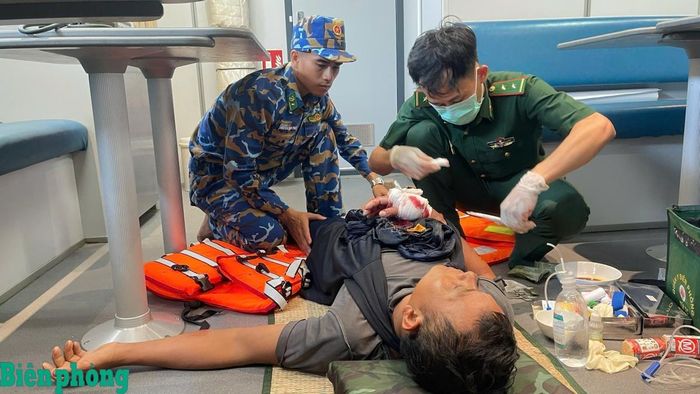 Cán bộ Hải đoàn Biên phòng 48 sơ cứu người dân bị tai nạn lao động trên biển. Ảnh: Văn Đạt