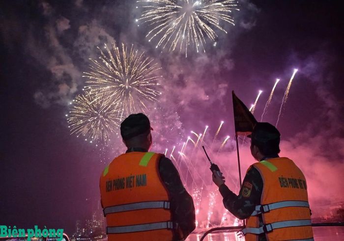 Hình ảnh cán bộ, chiến sĩ Bộ đội Biên phòng thành phố Đà Nẵng bảo vệ Lễ hội pháo hoa quốc tế Đà Nẵng-DIFF 2026. Ảnh: Trúc Hà