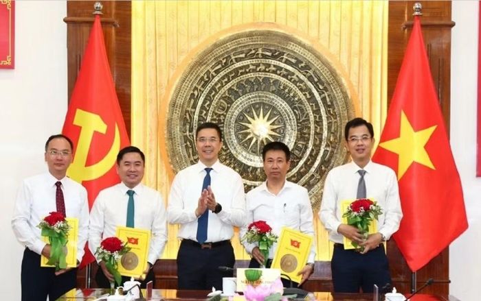 Ông Nguyễn Hồng Phong, Ủy viên dự khuyết Trung ương Đảng, Phó Bí thư Thường trực Tỉnh ủy, Chủ tịch HĐND tỉnh Thanh Hóa trao Quyết định cho các nhân sự được tiếp nhận, điều động, bổ nhiệm.