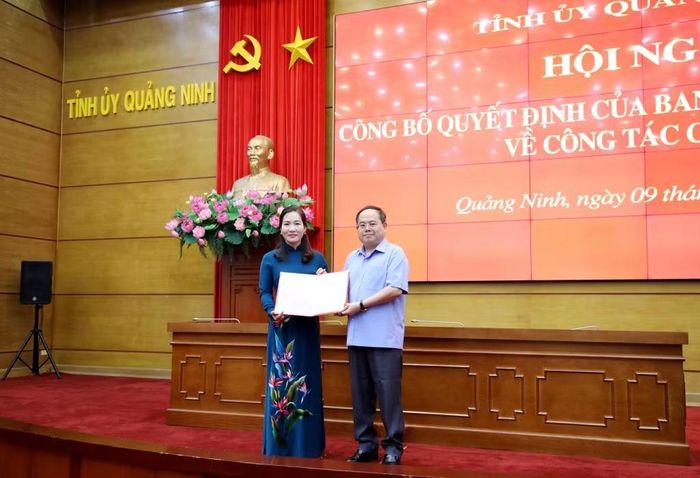 Ông Quản Minh Cường, Bí thư Tỉnh ủy Quảng Ninh trao quyết định cho bà Nguyễn Thị Hạnh.