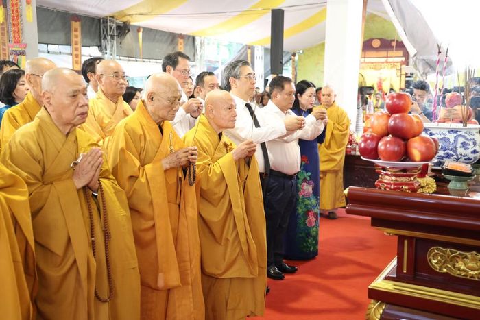 Dâng hương tưởng niệm, tri ân các Anh hùng liệt sĩ, đồng bào yêu nước. Ảnh: Ngô Tùng